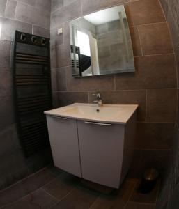 y baño con lavabo blanco y espejo. en Exceptionnel, 5' du village de cassis, vue féerique, piscine, parking, en Cassis