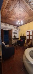 sala de estar con sofá y chimenea en hotel posada Gutierrez antigua, en Antigua Guatemala