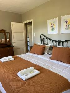 a bedroom with two beds with towels on them at Casa Campo - Altamira in Campo Los Andes