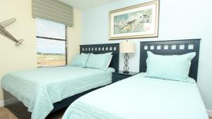 1 dormitorio con 2 camas y ventana en Champions Gate Resort - 5b4b Villa, en Davenport