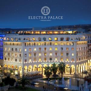 un gran edificio blanco por la noche con luces en Electra Palace Thessaloniki en Tesalónica