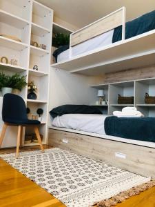 Łóżko lub łóżka w pokoju w obiekcie Casa da Lomba Piscina y vistas al mar en Baiona