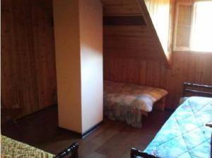 a room with two beds and a stair case at CASA EM MONTE VERDE-MG ACOMODA 15 PESSOAS in Monte Verde