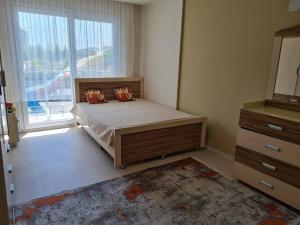 Un pat sau paturi într-o cameră la Cozy two-room apartment for living
