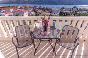 una mesa y sillas en un balcón con vistas en Apartment Karolina, en Poljica
