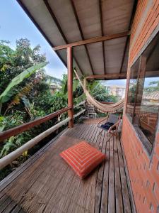 un porche con una hamaca y una silla en Pousada Villa Morena en Florianópolis