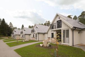 a row of houses with a driveway at Mountain Hare Apartment in Kingussie