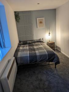 sypialnia z łóżkiem, szafką nocną i oknem w obiekcie Jesmond heart stays w mieście Hartlepool