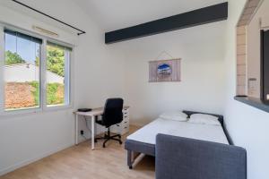 サン・ジャン・ディヤックにあるChemin de l'Ombriere - Entre Bordeaux et le Bassin dArcachonのベッドルーム1室(ベッド1台、デスク、椅子付)