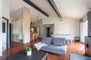 ein Wohnzimmer mit einem Sofa und einem Tisch in der Unterkunft Chemin de l'Ombriere - Entre Bordeaux et le Bassin dArcachon in Saint-Jean-dʼIllac