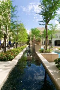 una piscina de agua en un parque con árboles en RSL Cold & Hot Springs Resort Suao en Suao