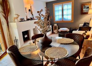 Chalet Apartment Serenity Lodge في تشاميري: غرفة معيشة مع طاولة وكراسي زجاجية