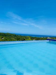 una grande piscina con l'oceano sullo sfondo di Cristal Tayrona a Los Naranjos