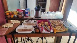 蒂拉登特斯Hostel Dela的桌子上放着食物托盘的桌子
