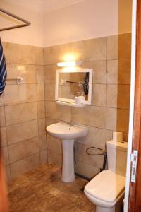 uma casa de banho com um lavatório e um WC em Villa toute équipée à Arconville em Abomey-Calavi