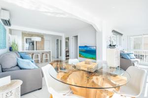 een woonkamer met een glazen tafel en een bank bij Veracruz 5-C Deluxe Apartment Levante Beach in Benidorm