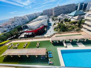マルベーリャにあるSOLGUEST APARTAMENTO PUERTO BANUS, MARBELLA vistas espectaculares!!のプールのあるリゾートの航空写真