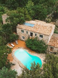 AggiusにあるAgriturismo Il Muto di Galluraの家屋とスイミングプールの空中を望む