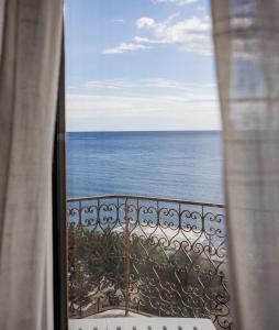 una finestra con vista sull'oceano di Majú Home a Maiori