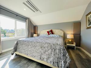 een slaapkamer met een bed en een groot raam bij Green Lake 1st Line Home B with Central Air Conditioners in Seattle