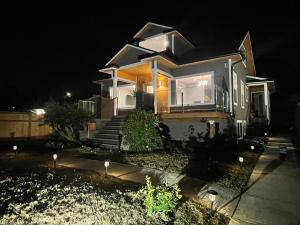 een huis 's nachts met de lichten aan bij Green Lake 1st Line Home B with Central Air Conditioners in Seattle