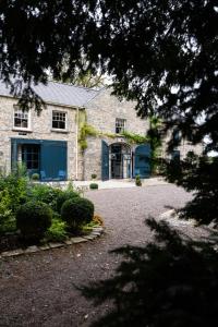 una casa de piedra con una entrada delante de ella en Gileston Manor-Self catering, en Saint Athan