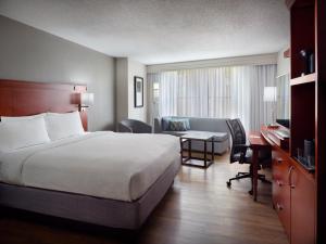 een hotelkamer met een bed en een bureau bij Courtyard Atlanta Decatur Downtown/Emory in Decatur