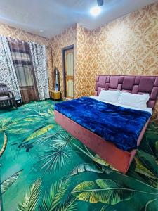 1 dormitorio con 1 cama y suelo tropical en HOTEL MERLIN PALACE, en Srinagar