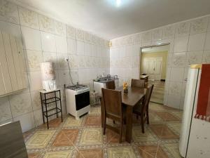 a kitchen with a table and chairs in a room at SUA CASA EM BONITO-PE in Bonito