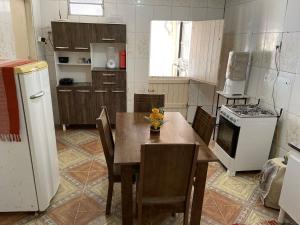 a kitchen with a table with chairs and a refrigerator at SUA CASA EM BONITO-PE in Bonito