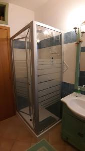 bagno con doccia in vetro e lavandino di La Casa di Linda a Rocca di Botte