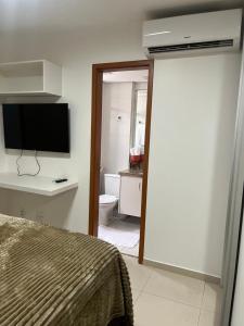 sypialnia z łóżkiem oraz łazienka z toaletą w obiekcie Excelente Apto setor Bueno 1101 w mieście Goiânia