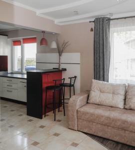 uma sala de estar com um sofá e uma cozinha em Фенікс em Yaremche
