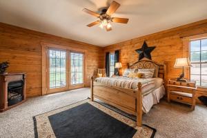 Voodi või voodid majutusasutuse New! Historic Chalet in Colorado National Forest toas