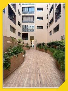 un grand bâtiment avec une passerelle en bois devant lui dans l'établissement Amine sabiri, à Marrakech