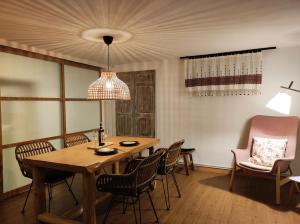 - une salle à manger avec une table et des chaises en bois dans l'établissement Αλώνι, à Nimfasía