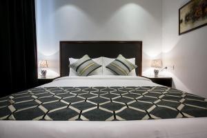 Кровать или кровати в номере Belllo Hotel JB Central