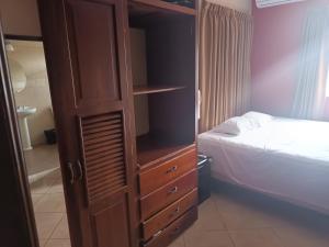 En eller flere senger på et rom på Hotel Bethlehem