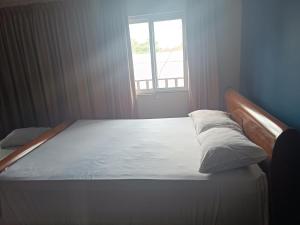 En eller flere senger på et rom på Hotel Bethlehem