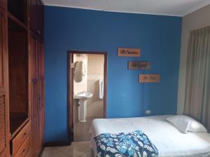 En eller flere senger på et rom på Hotel Bethlehem