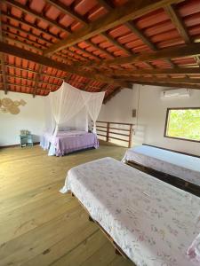 um quarto com 2 camas e uma janela em Casa Pitaya em Corumbau
