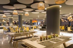 Um restaurante ou outro lugar para comer em Grand Palladium White Island Resort & Spa - All Inclusive