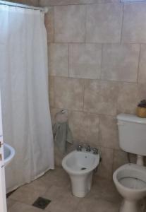 uma casa de banho com um WC e um lavatório em Zona del Vea em Villa María