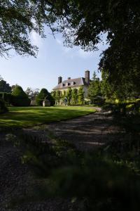 una gran casa blanca con un gran patio en Gileston Manor Luxury B&B, en Barry