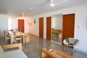 ein Wohnzimmer mit einem Tisch und einem Esszimmer in der Unterkunft Magico Apartamento Frente al Mar 3 Habitaciones C11A in Coveñas