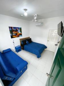 a room with two beds and a tv in it at Hostal Paraiso Minca in Minca