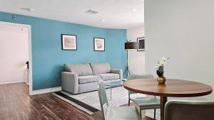 un soggiorno con divano e tavolo di The Lofts on Clematis 508 Downtown West Palm Beach a West Palm Beach