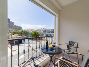 莫甘海灘的住宿－Amarre Shell，设有一个配有桌椅并享有美景的阳台。