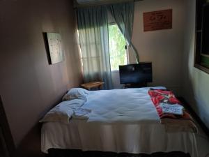 En eller flere senger på et rom på Hotel Bethlehem