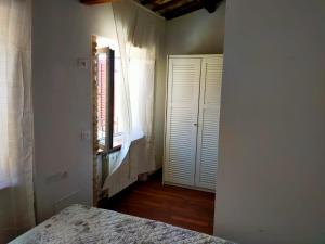 een slaapkamer met een bed, een raam en een deur bij ANGELA 13 in Loreto